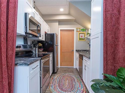 111-689 Hoffman Ave, Langford, BC - Indoor Photo Showing Kitchen