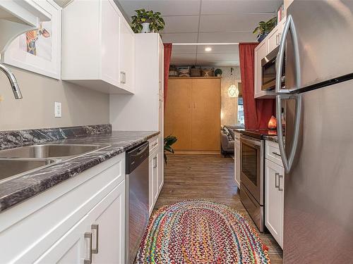 111-689 Hoffman Ave, Langford, BC - Indoor Photo Showing Kitchen