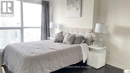 4302 - 386 Yonge Street, Toronto, ON - Indoor Photo Showing Bedroom
