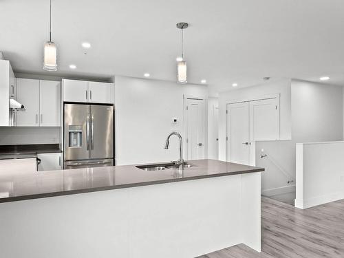 406 Aspen Lane, Kamloops, BC - Indoor Photo Showing Kitchen With Upgraded Kitchen