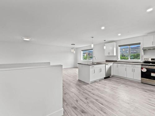 406 Aspen Lane, Kamloops, BC - Indoor Photo Showing Kitchen With Upgraded Kitchen