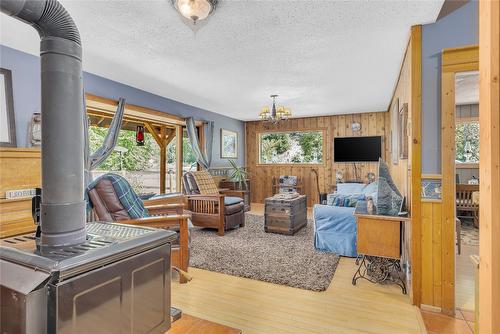 1879 Front Street, Coalmont-Tulameen, BC - Indoor Photo Showing Living Room