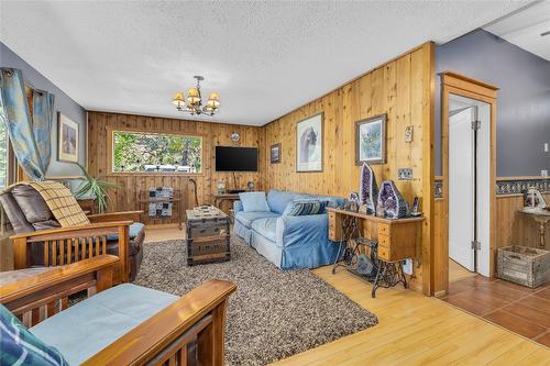 1879 Front Street, Coalmont-Tulameen, BC - Indoor Photo Showing Living Room