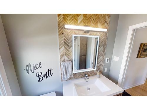 805 Fourth Street, Nelson, BC - Indoor Photo Showing Bathroom