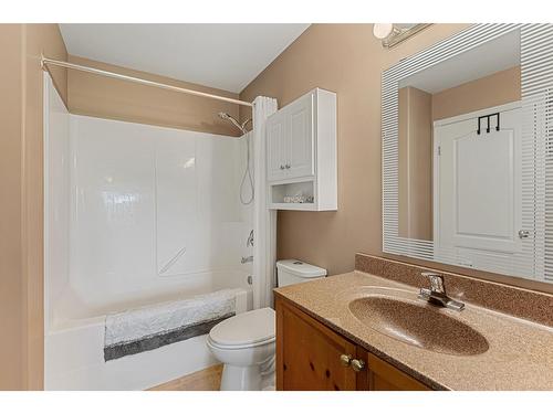 1222 - 1200 Riverside Way, Fernie, BC - Indoor Photo Showing Bathroom