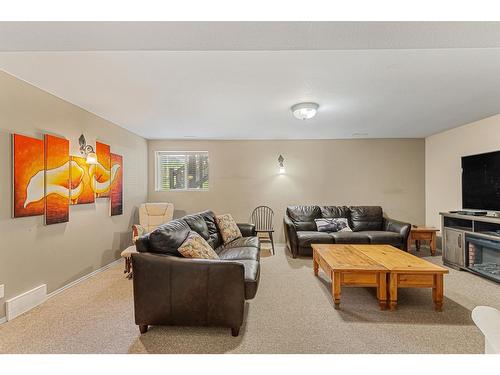 1222 - 1200 Riverside Way, Fernie, BC - Indoor Photo Showing Living Room