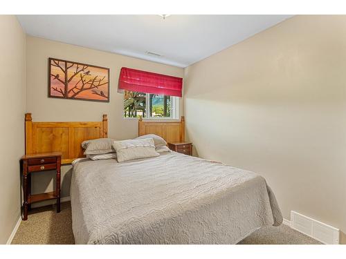 1222 - 1200 Riverside Way, Fernie, BC - Indoor Photo Showing Bedroom