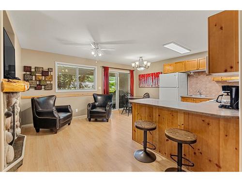 1222 - 1200 Riverside Way, Fernie, BC - Indoor Photo Showing Kitchen