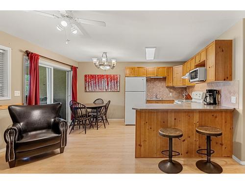 1222 - 1200 Riverside Way, Fernie, BC - Indoor Photo Showing Kitchen