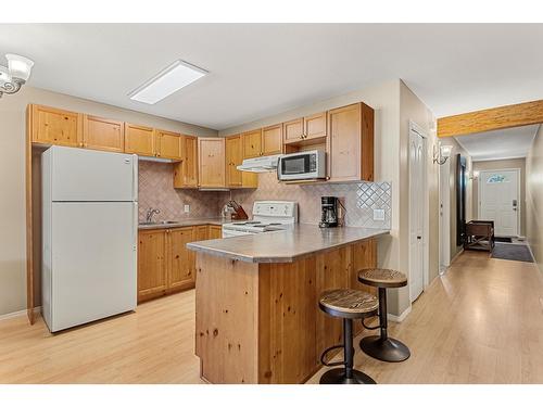 1222 - 1200 Riverside Way, Fernie, BC - Indoor Photo Showing Kitchen