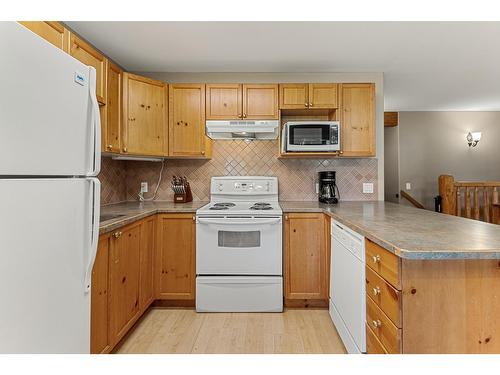 1222 - 1200 Riverside Way, Fernie, BC - Indoor Photo Showing Kitchen