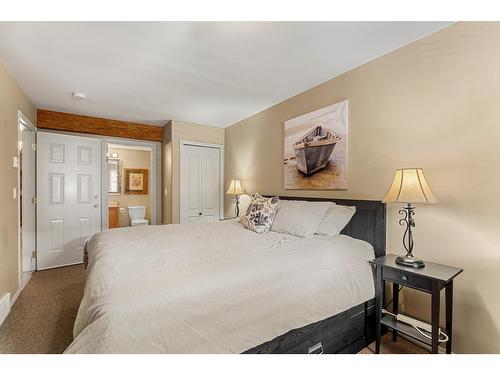 1222 - 1200 Riverside Way, Fernie, BC - Indoor Photo Showing Bedroom