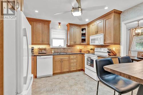 301 St Lawrence Street, Whitby (Downtown Whitby), ON - Indoor Photo Showing Kitchen