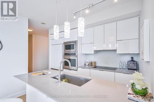 3803 - 56 Annie Craig Drive, Toronto W06, ON - Indoor Photo Showing Kitchen With Upgraded Kitchen