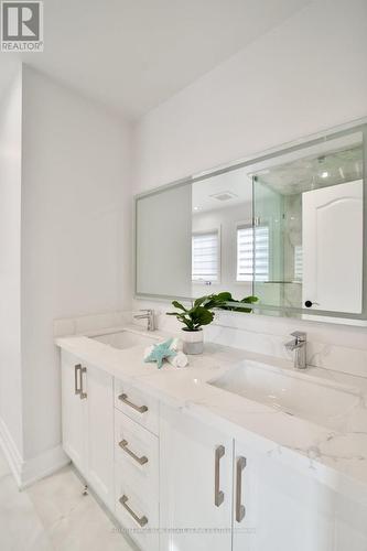 1251 Laurier Avenue, Milton (Clarke), ON - Indoor Photo Showing Bathroom