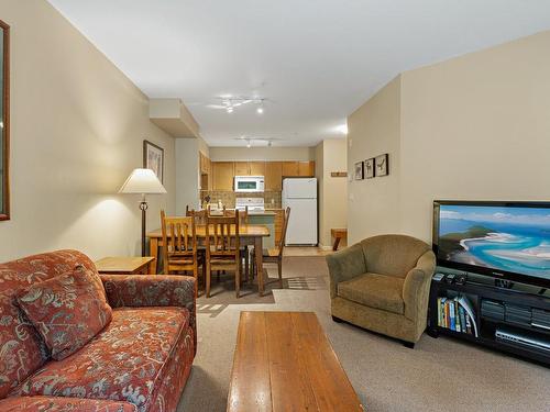 108-1280 Alpine Rd, Courtenay, BC - Indoor Photo Showing Living Room