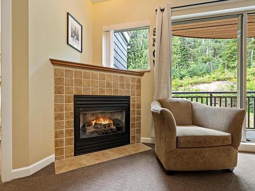 108-1280 Alpine Rd, Courtenay, BC - Indoor Photo Showing Living Room With Fireplace