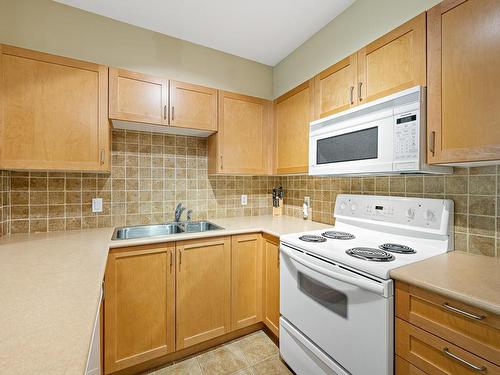 108-1280 Alpine Rd, Courtenay, BC - Indoor Photo Showing Kitchen With Double Sink