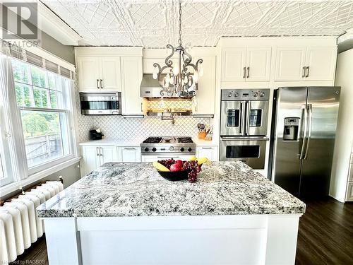 85 10Th Street, Hanover, ON - Indoor Photo Showing Kitchen With Upgraded Kitchen