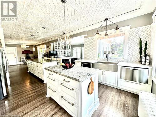 85 10Th Street, Hanover, ON - Indoor Photo Showing Kitchen With Upgraded Kitchen