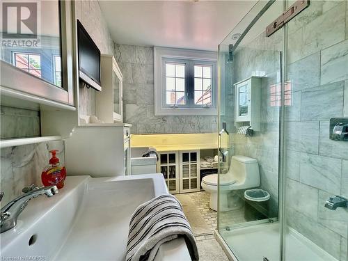 85 10Th Street, Hanover, ON - Indoor Photo Showing Bathroom