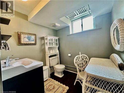 85 10Th Street, Hanover, ON - Indoor Photo Showing Bathroom