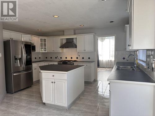 1458 El Camino Drive, Coquitlam, BC - Indoor Photo Showing Kitchen With Double Sink