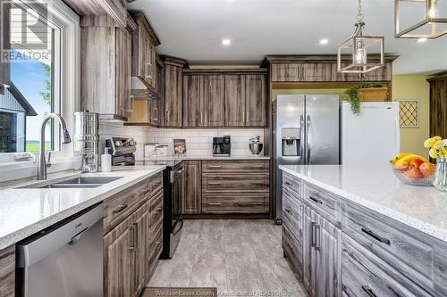 1910 County Road 8, Wheatley, ON - Indoor Photo Showing Kitchen With Double Sink With Upgraded Kitchen