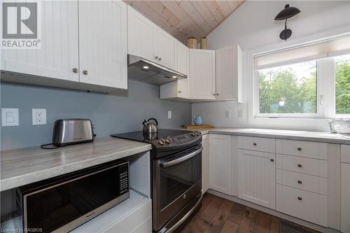 422 Dorcas Bay Road, Tobermory, ON - Indoor Photo Showing Kitchen