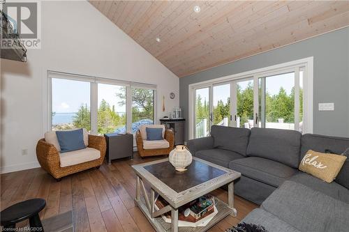 422 Dorcas Bay Road, Tobermory, ON - Indoor Photo Showing Living Room