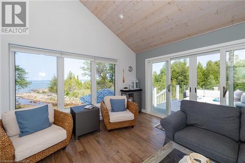 422 Dorcas Bay Road, Tobermory, ON - Indoor Photo Showing Living Room