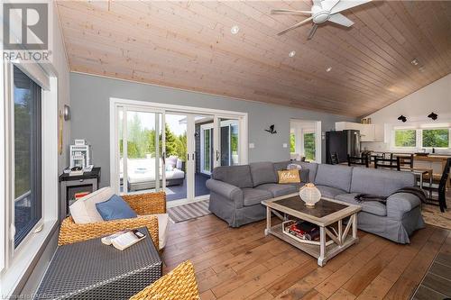 422 Dorcas Bay Road, Tobermory, ON - Indoor Photo Showing Living Room