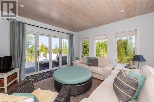 422 Dorcas Bay Road, Tobermory, ON - Indoor Photo Showing Living Room