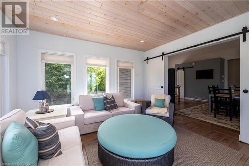 422 Dorcas Bay Road, Tobermory, ON - Indoor Photo Showing Living Room