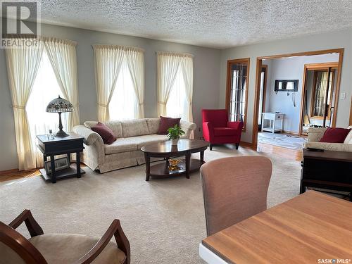 669 Dieppe Drive, Weyburn, SK - Indoor Photo Showing Living Room