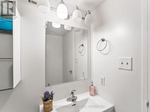 806 - 2470 Eglinton Avenue W, Toronto W04, ON - Indoor Photo Showing Bathroom