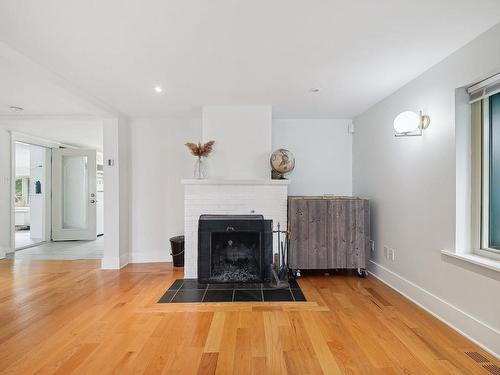 Living room - 24 Rue Wales, Saint-André-D'Argenteuil, QC - Indoor Photo Showing Living Room With Fireplace