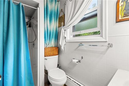 264 Burgar Street, Welland, ON - Indoor Photo Showing Bathroom