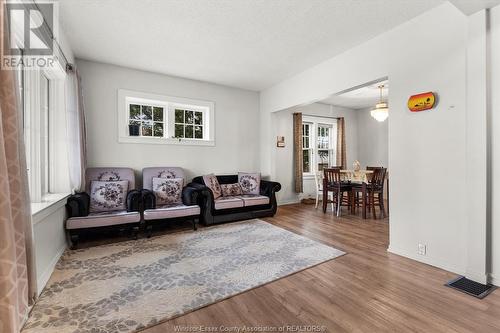 1500 Church Street, Windsor, ON - Indoor Photo Showing Living Room