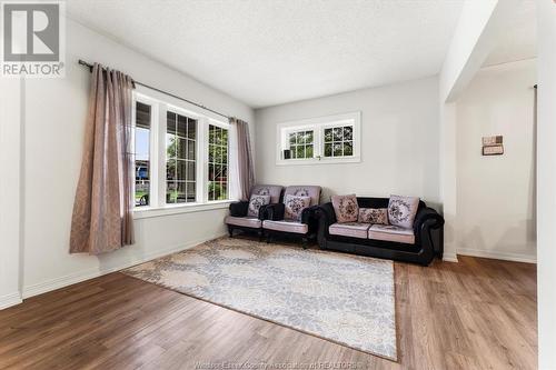 1500 Church Street, Windsor, ON - Indoor Photo Showing Living Room