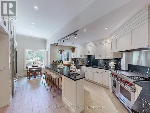 2222 Bennington Gate, Oakville, ON - Indoor Photo Showing Kitchen With Upgraded Kitchen