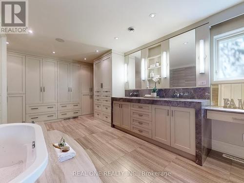 2222 Bennington Gate, Oakville, ON - Indoor Photo Showing Bathroom