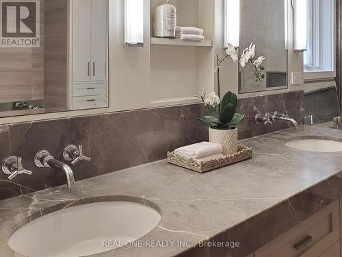 2222 Bennington Gate, Oakville, ON - Indoor Photo Showing Bathroom