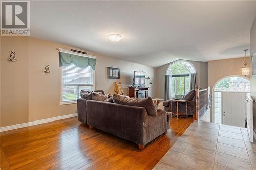 305 Garfield Avenue, Petrolia, ON - Indoor Photo Showing Living Room