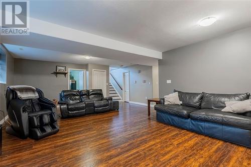 305 Garfield Avenue, Petrolia, ON - Indoor Photo Showing Living Room