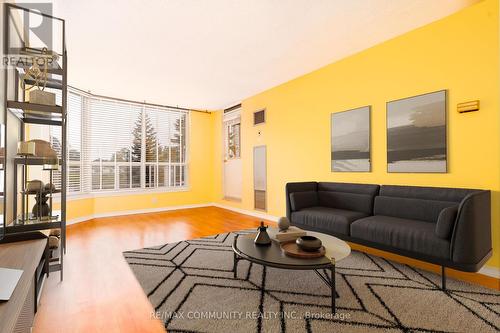 211 - 480 Mclevin Avenue, Toronto E11, ON - Indoor Photo Showing Living Room