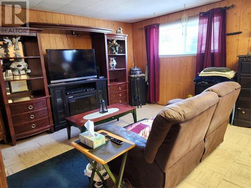 6453 Park Drive, Oliver, BC - Indoor Photo Showing Living Room