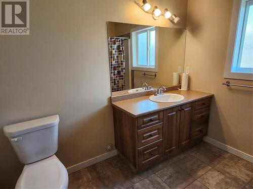 6453 Park Drive, Oliver, BC - Indoor Photo Showing Bathroom