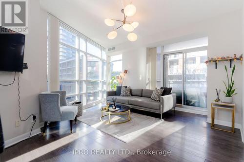 414 - 15 Bruyeres Mews, Toronto (Niagara), ON - Indoor Photo Showing Living Room