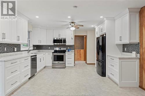 614 County Rd 8, Kingsville, ON - Indoor Photo Showing Kitchen With Upgraded Kitchen